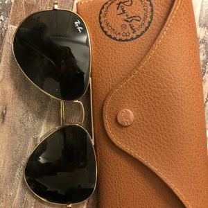 Women’s black Aviator Ray Bans with case